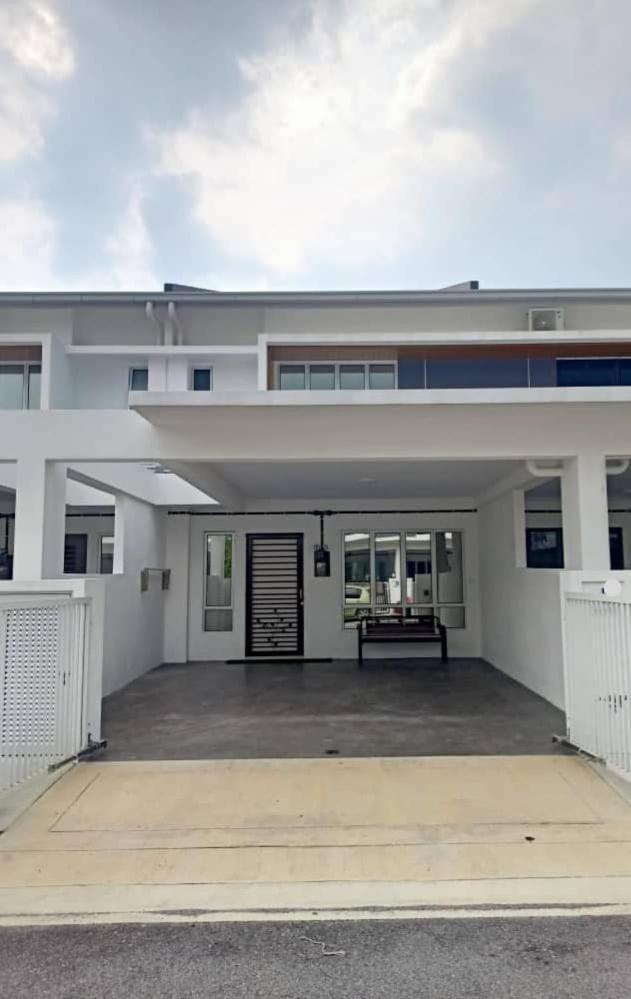 Hazzar Homestay Sendayan Mus'Lim Only Kampong Baharu Jimah Exterior photo